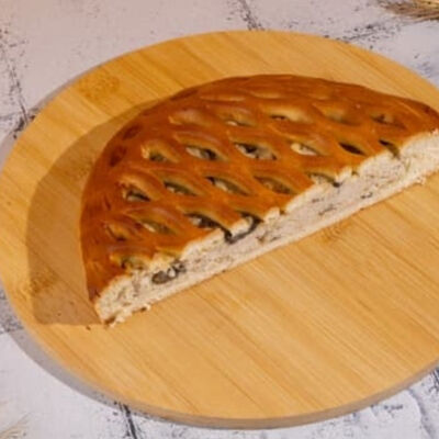 Половина пирога с курицей и грибами в Буханка по цене 608 ₽