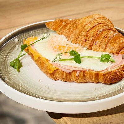 С ветчиной и сыром и соусом бешамель в THE ZAVTRAK по цене 810 ₽