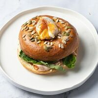 Бейгл с яйцом пашот и пастрами из индейки в Кэрри