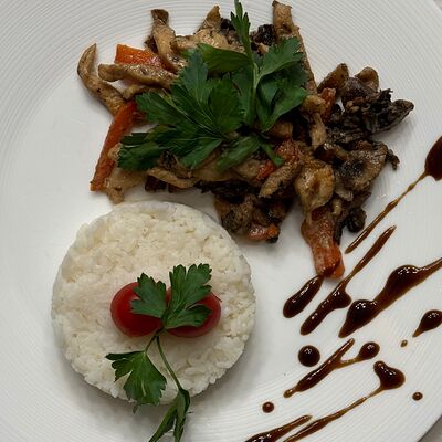 Рис под курино-грибным соусом в Сказка lounge по цене 420 ₽