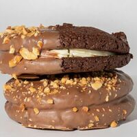 Пирожное Вупи Пай с вареной сгущенкой в Joe Pizza by Surf Coffee