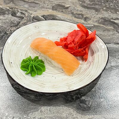 №100 Суши Копченый лосось в Суши-бар Макото по цене 180 ₽