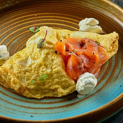 Омлет с лососем фирменного посола и сырным кремом в ЛарисуВаннуХочу по цене 390