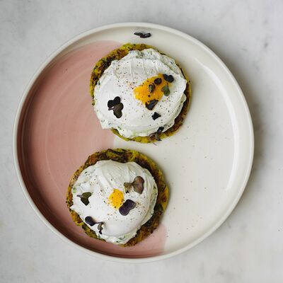 Драники из цукини с двумя яйцами-пашот в Yumbaker home по цене 1175 ₽