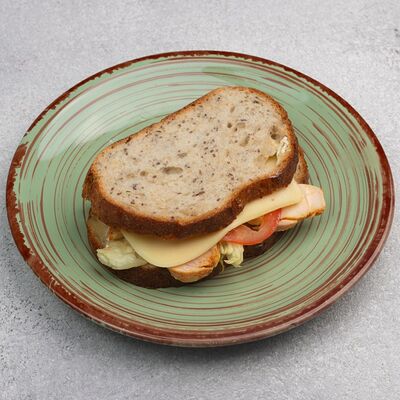 Сэндвич с курицей на цельнозерновом хлебе с семенами чиа в Coffeebrain по цене 300 ₽