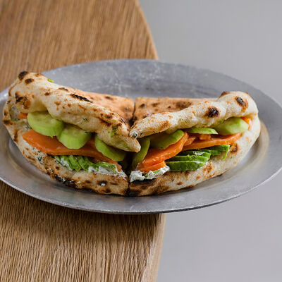 Лепешка из печи, лосось, авокадо, крем-чиз в Saray по цене 1350 ₽