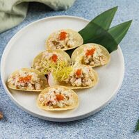 Салат из морепродуктов с жареным арахисом, на чипсах в соусе васаби в Asia