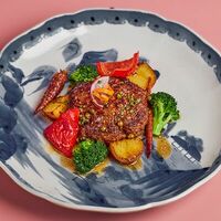 Котлета из говядины терияки с овощами и соусом из зеленого перца в FULLMOON