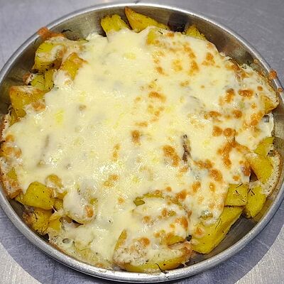 Сковородка со свининой и сыром в Паркофка по цене 400 ₽