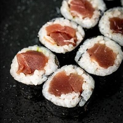 Хосомаки с мясом голубого тунца в Хочу Краба Суши Маркет по цене 390 ₽