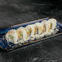 Ролл с пармезаном, палтусом и крабовым миксом в Sushi Sticks