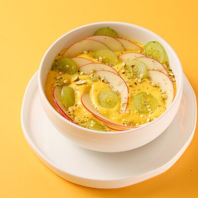 Каша с манговым муссом и виноградом в Coffeeline - кофе и еда по цене 320 ₽