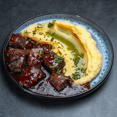 Томленая говядина в вишневом соусе деми-гляс с картофелльным пюре в Честнок по цене 663 ₽