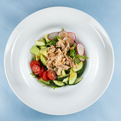 Салат с копченой форелью в Рыба моей мечты по цене 1390 ₽