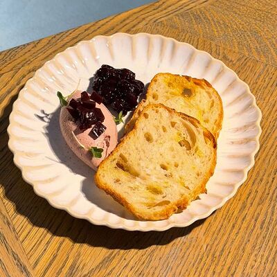 Мусс-паштет из печени индейки с чёрной смородиной в Веранда по цене 690 ₽