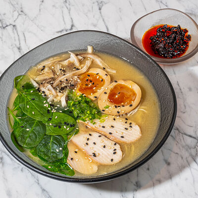 Рамен с курицей и яйцом аджитама в Dragon по цене 980 ₽