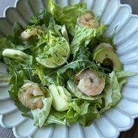 Зеленый салат с креветками и яблоком в О2 Lounge cafe