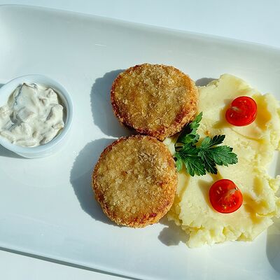 Котлетки из молодого цыпленка с пюрев Рукоста по цене 590 ₽