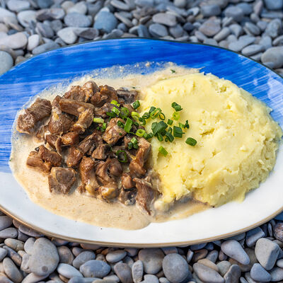 Бефстроганов из индейки с картофельным пюре в Селёдочная по цене 667 ₽
