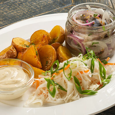 Сельдь пряного посола с луком и картофелем в Дача по цене 625 ₽