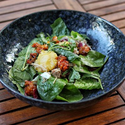Салат со рваной уткой в Napoli Italian bistro по цене 690 ₽