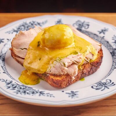 Бенедикт с пасторами из индейки с яйцом пашот в ROMO по цене 830 ₽