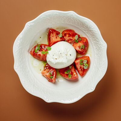 Буррата с томатами в Farro pasta & bar по цене 750 ₽