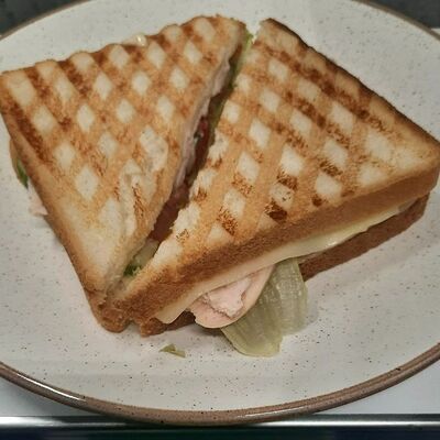 Сэндвич с куриной грудкой в Black Hot Coffee по цене 499 ₽