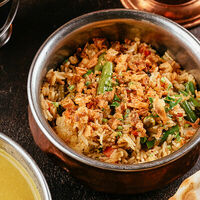 Сабжи бирьяни в Ночь, улица, фонарь