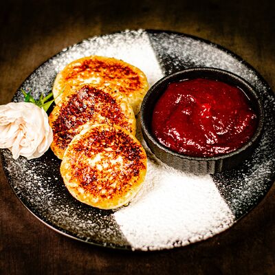 Сырники с ягодным топпингом и сметаной в У Сватов по цене 340 ₽