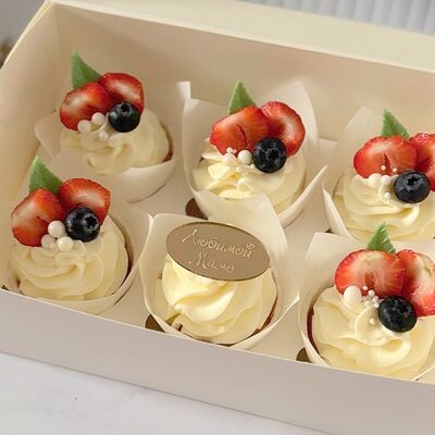  Капкейки с ягодами Любимой мамев Кондитерская Конфетка Питер по цене 1800 ₽