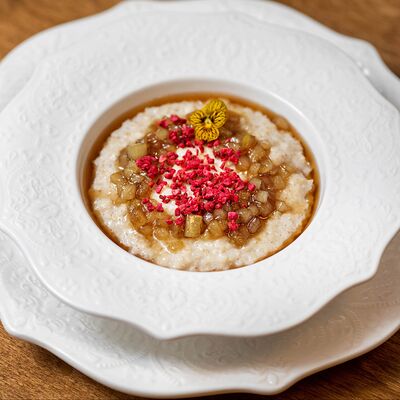 Каша рисовая с карамелизированной грушей и сублимированной малиной в Cook cafeshop по цене 460 ₽