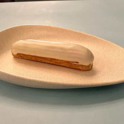 Эклер ванильный в Баклажан в ТЦ 