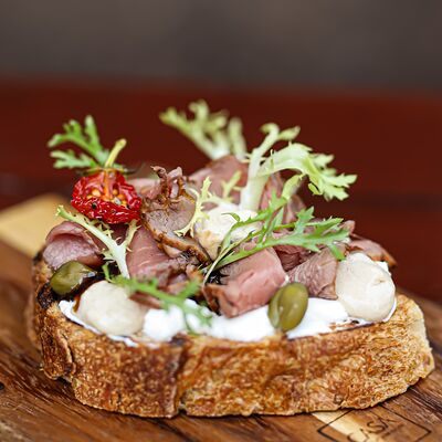 Брускетта с ростбифом в Chalet River Club по цене 850 ₽