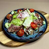 Салат с ростбифом и киноа в Piccola Pizza