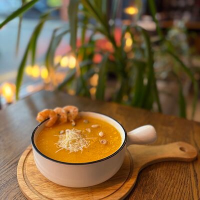 Тыквенный крем-суп с креветками в Campus Grill по цене 500 ₽