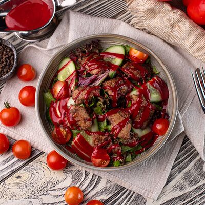 Теплый салат с куриной печеньюв Линдфорс по цене 825 ₽