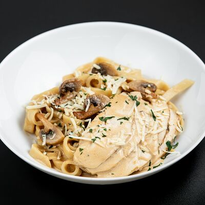 Сливочный вок с курицей в Булка да мясо по цене 431 ₽