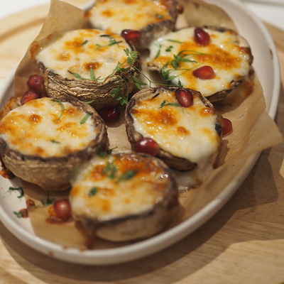 Шампиньоны, запеченные с сыром 200 гр в Кинкали по цене 590 ₽
