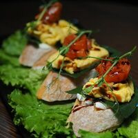 Брускетта с малосольным лососем в Sushi n Roll