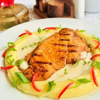 Куриная грудка с сырным кремом и вялеными томатами в Троицкий по цене 975 ₽