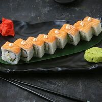 Ролл Филадельфийский вкус с крабом и спайси-соусом в Fast Япония Premium Sushi