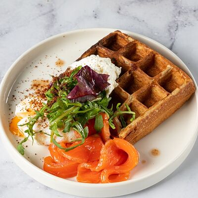 Вафля бородинская с семгой в Кэрри по цене 550 ₽