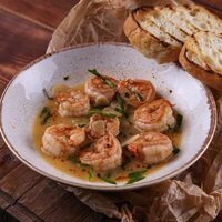 Креветки с чесноком и петрушкой в Финнеганс