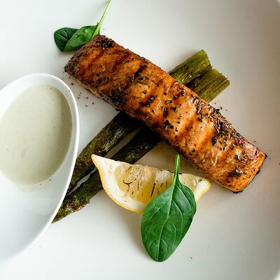 Дикий лосось со спаржей и соусом Блю чиз в Чо? Капчо! по цене 1450