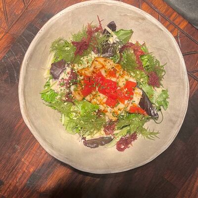 Салат с командорским кальмаром, яблоком и водорослями в Айна по цене 980 ₽