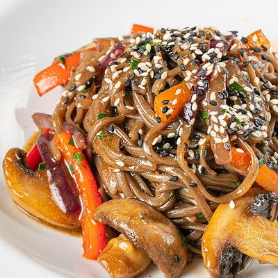 Гречневая лапша с шампиньонами в Перчини на огне по цене 460