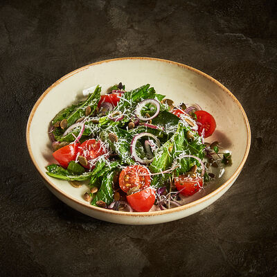 Овощной салат с песто и пармезаном в Корчма по цене 390