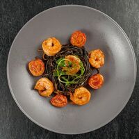 Черные спагетти с креветками и соусом термидор в Neft