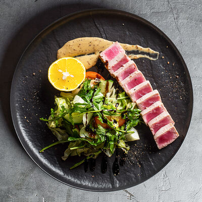 Тунец с овощным салатом в Kotleta bar по цене 580 ₽